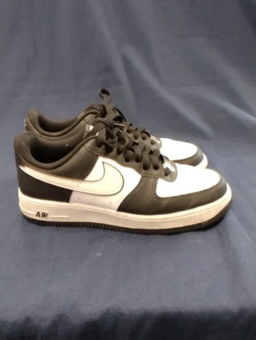 Nike Men’s Low-Top Black and White Sneakers 8.5